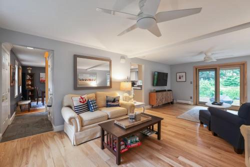 Bright & Spacious Home near to Beaches & Dock SQ - image 7