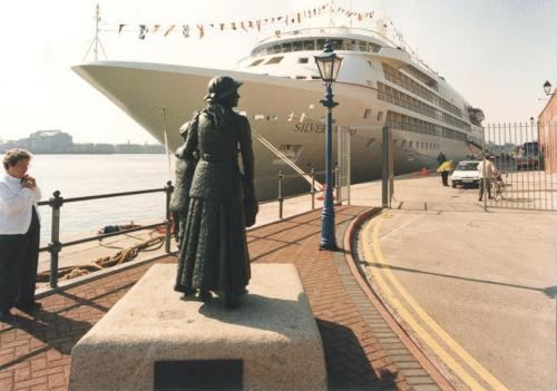 WatersEdge Hotel - image 3