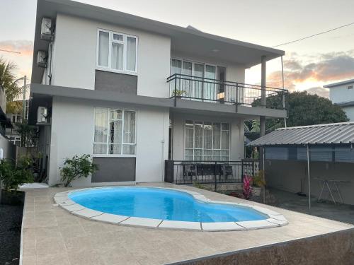 수영장, Yuti Homestay - Stunning 3BR Apartment with Pool - Sleeps 6 - Prime Location in 카트르 보르느