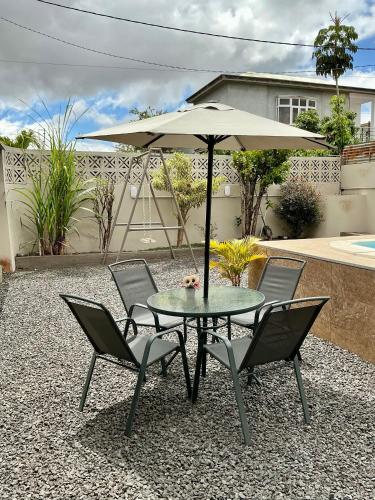 Yuti Homestay - Stunning 3BR Apartment with Pool - Sleeps 6 - Prime Location in 카트르 보르느
