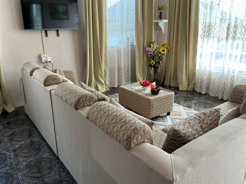 Yuti Homestay - Stunning 3BR Apartment with Pool - Sleeps 6 - Prime Location in 카트르 보르느