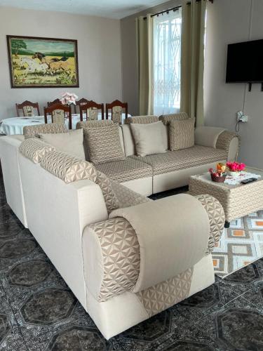Yuti Homestay - Stunning 3BR Apartment with Pool - Sleeps 6 - Prime Location in 카트르 보르느