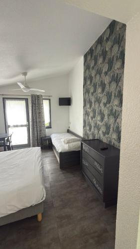 1 queen bed, 1 twin bed