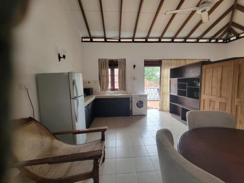Cozy Beachside Private Room-100m walk to the beach in הר לביניה