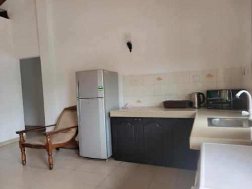 Cozy Beachside Private Room-100m walk to the beach in הר לביניה