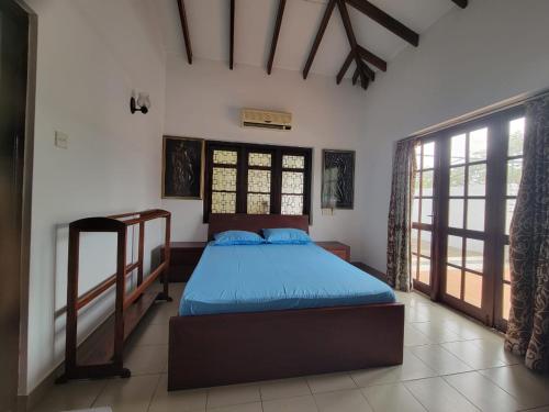 Cozy Beachside Private Room-100m walk to the beach in הר לביניה