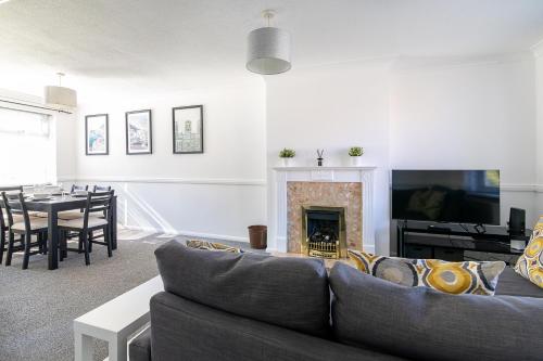 Bright 2BR House with Garden & EV Parking Sleeps 5