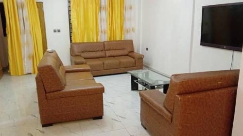 บริการและสิ่งอำนวยความสะดวก, Two bedroom apartment, 3 toilets - SKY BLUE Guest House Bunduma gate Buea in บัวอา
