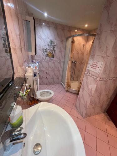 シャワー, Vlora Backpackers Hostel & Bar LUNGOMARE in ブロラ
