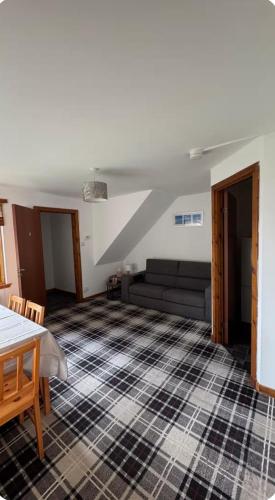 Bright 2 Bed Corner Flat - Great Location in Scorguie