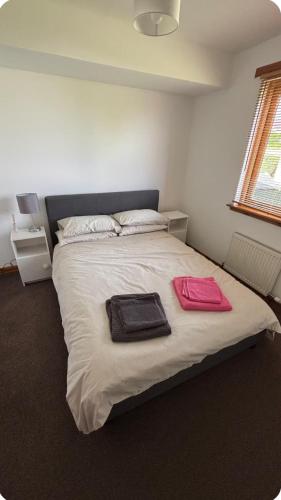 Bright 2 Bed Corner Flat - Great Location in Scorguie