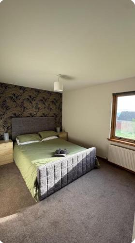 Bright 2 Bed Corner Flat - Great Location in Scorguie