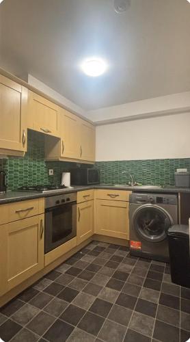 Bright 2 Bed Corner Flat - Great Location in Scorguie