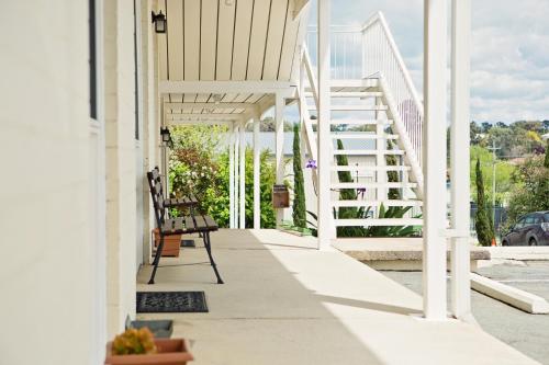 Kert, Colonial Lodge Motor Inn in Yass