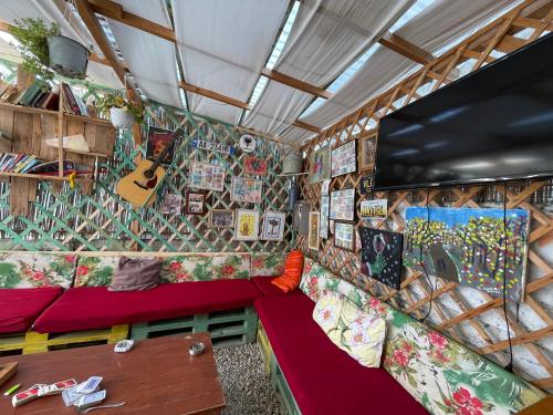 共用ラウンジ/TVエリア, Vlora Backpackers Hostel & Bar LUNGOMARE in ブロラ