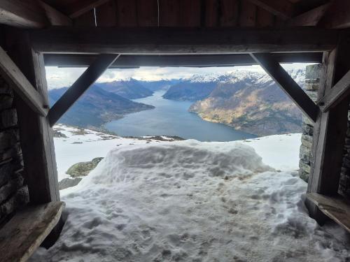 Közeli látványosságok, Molden Sky - takterrasse med egen jacuzzi! in Hafslo