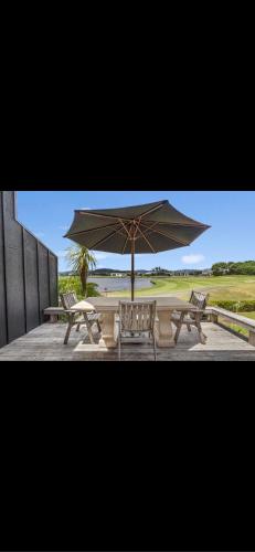 Matarangi Lake-front Villa in Matarangi