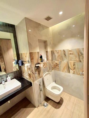 The Story Luxury Jacuzzi Apartment - image 5