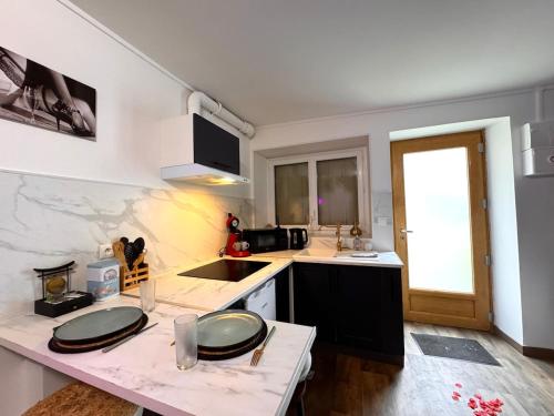 Love Room Duplex Balnéo, Ambiance Intime (Love Room Duplex Balneo, Ambiance Intime) in Souppes-sur-Loing