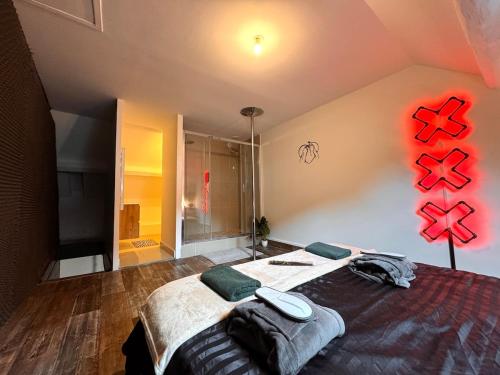 Love Room Duplex Balnéo, Ambiance Intime (Love Room Duplex Balneo, Ambiance Intime) in Souppes-sur-Loing