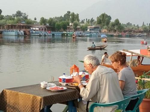 Mombay group of House boat premium - Srinagar