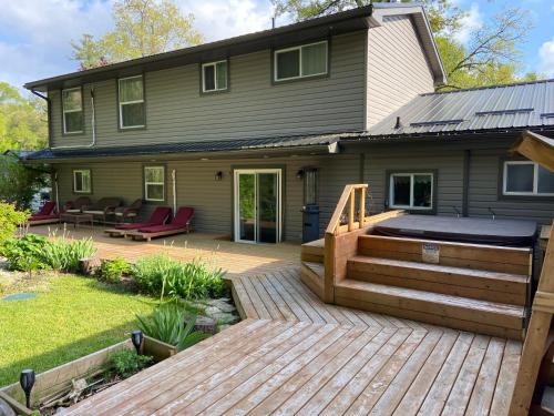 Romantic Golden Spa Suite in Lambton Shores (ON)