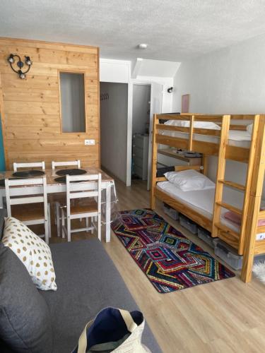 Studio mongie aux pieds des pistes avec balcon