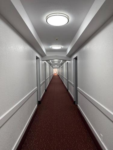 Hilltop Inn & Suites - main image