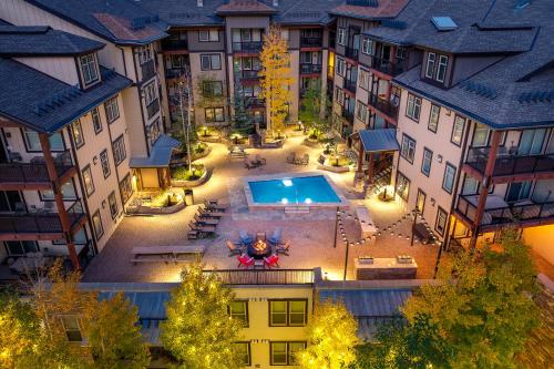 Ski In-Out Luxury Condo #3325 With Huge Hot Tub & Great Views - 500 Dollars Of FREE Activities & Equipment Rentals Daily in Winter Park, USA