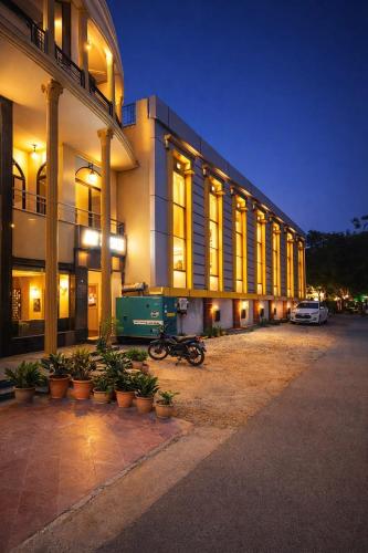 Goyal Hotelirs - Hotel Tara Palace near Tajmahal east gate, Agra