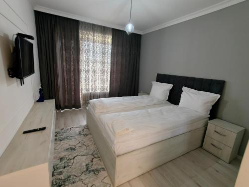 Saharov Fa - Spacious apt with a parking spot – khách sạn tại Pchelina