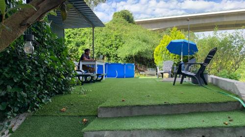 Green cabin in our small garden in อาร์รูดา โดส วีโญส