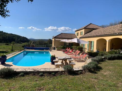 Villa tout confort, superbe vue dégagée, piscine chauffée, raccdt fibre