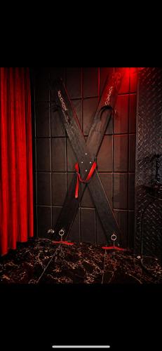 Suite erotique avec balneo privee-pole dance-croix de Saint-Andre- balancoire et banc de soumission  in La Pompignane