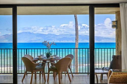 Oceanfront Remodeled-30 Feet to Ocean-Central AC-Highly Sought After in Lanai (HI)