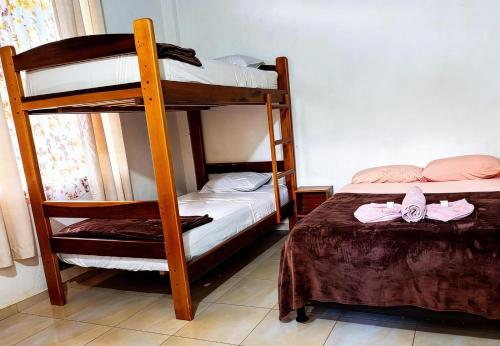 1 double bed, 1 bunk bed