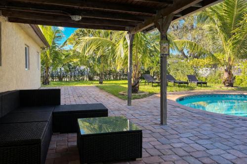 Tranquil 4-bedroom house with heated pool and spa in Fort Lauderdale in Lauderhill