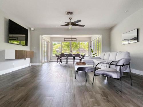 Tranquil 4-bedroom house with heated pool and spa in Fort Lauderdale in Lauderhill