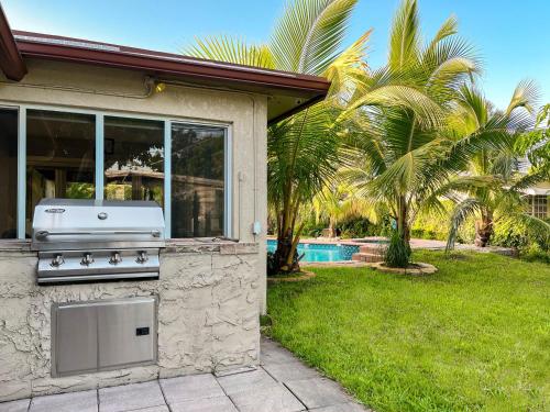 Tranquil 4-bedroom house with heated pool and spa in Fort Lauderdale in Lauderhill