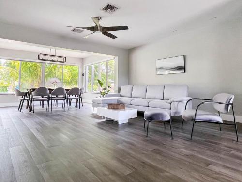 Tranquil 4-bedroom house with heated pool and spa in Fort Lauderdale in Lauderhill