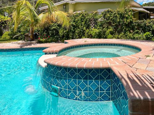 Tranquil 4-bedroom house with heated pool and spa in Fort Lauderdale in Lauderhill