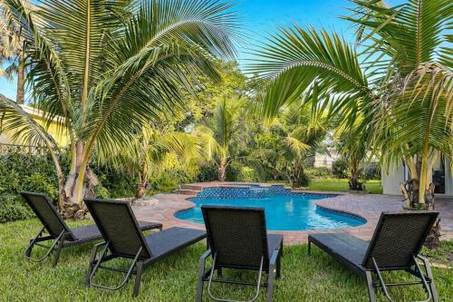 Tranquil 4-bedroom house with heated pool and spa in Fort Lauderdale in Lauderhill
