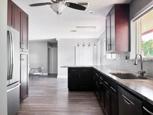 Tranquil 4-bedroom house with heated pool and spa in Fort Lauderdale in Lauderhill