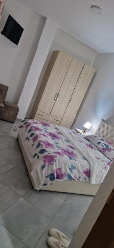1 queen bed, 2 twin beds