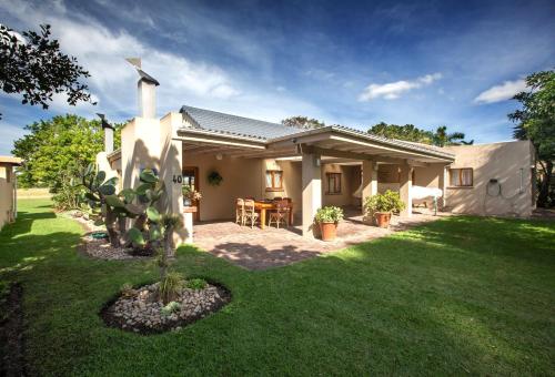 Chalet 40 Plettenberg Bay A tranquil location with beach access in large grounds ideal for families – khách sạn tại Keurboomstanu