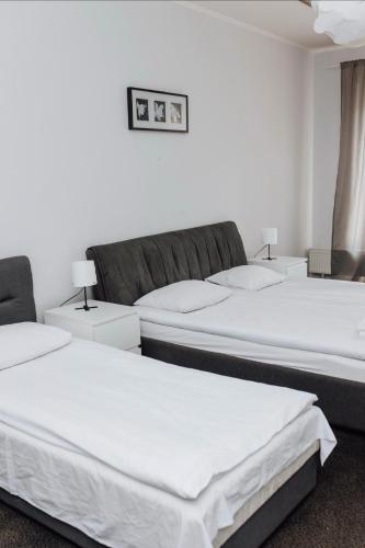 1 queen bed, 1 twin bed