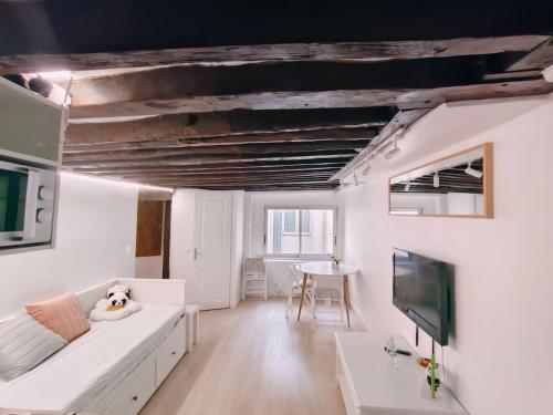 Beautiful 2-Room Apartment in Provence, Galeries Lafayette