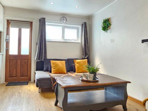 Studio apartment, TV, WiFi Kitchen Parking, Wembley Elizabeth Line