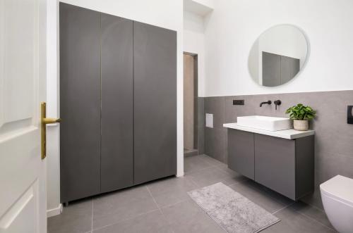 Top Central Cozy Nest 3Bdr - Steps to Main Attractions - image 4