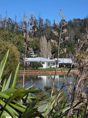 Kingfisher Lodge Waterfront Retreat in Tairua